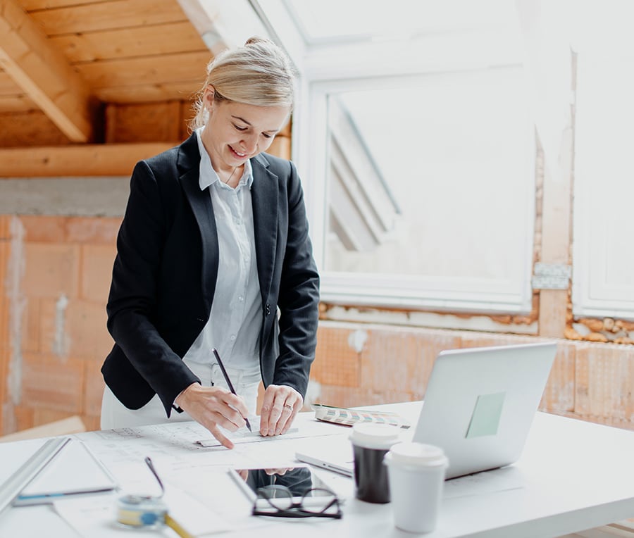 Architektin am Schreibtisch