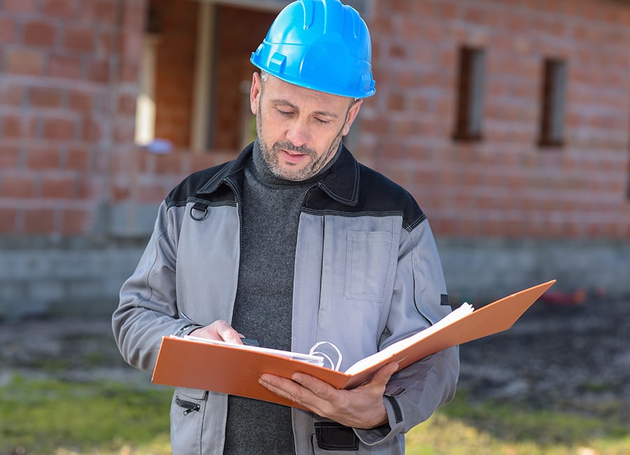 Bauleiter auf Baustelle